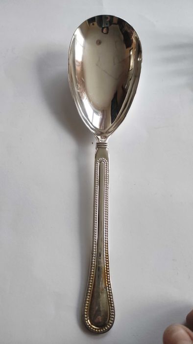 Масивни и големи посребрени прибори за сервиране