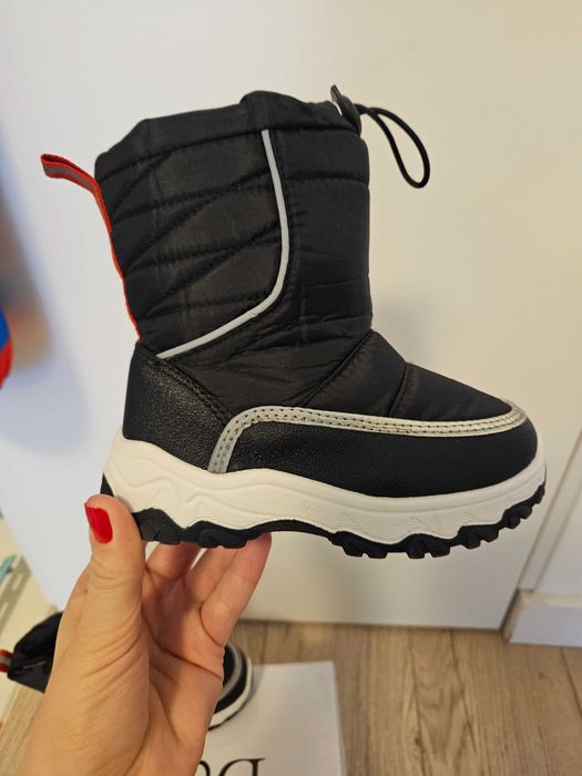 Se doneaza cizme copii marimea 25