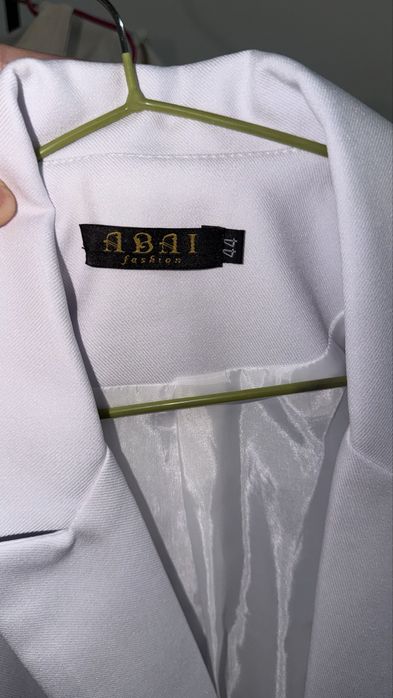 Әртүрлі түсте пиджактар бар