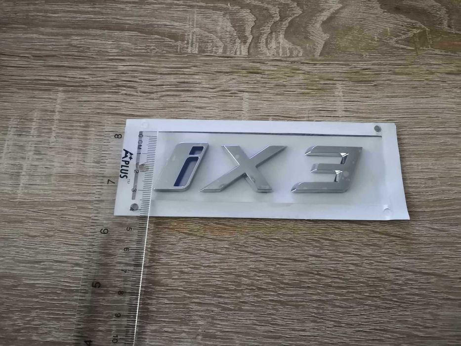 сребриста емблема BMW iX3