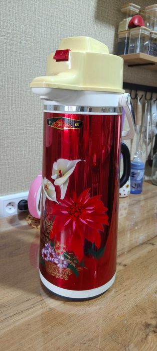 Термос-помпа (ретро, красный с цветами) Новый
