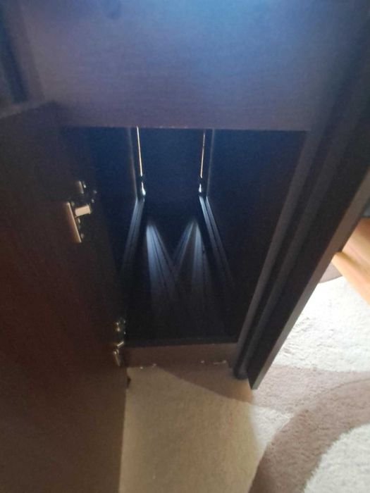 Vând masă rabatabilă cu 4 scaune incluse