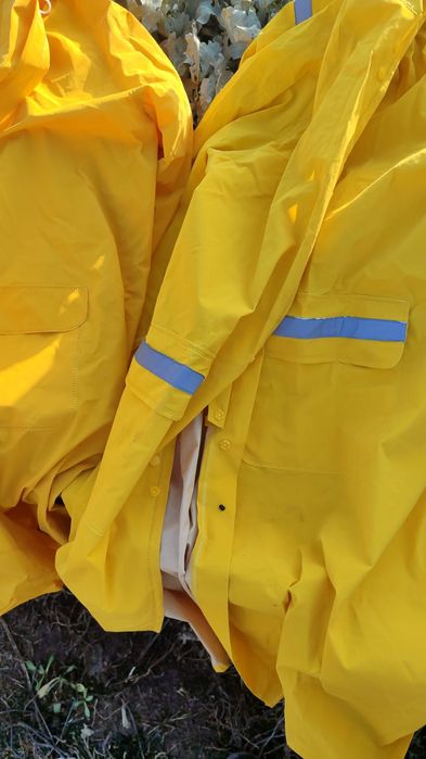 2 комбинезона и 2 дождевых Плаща продаётся