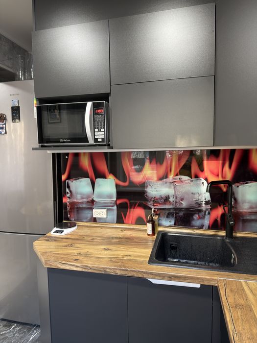 Кухонный гарнитур угловой вместе с вытяжкой и раковиной