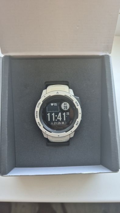 Часы Garmin Instinct