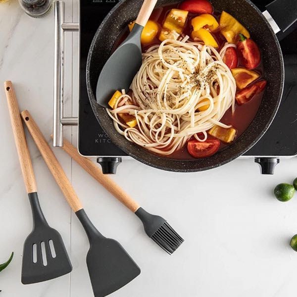 Сет 12 кухненски прибори за готвене- от естествено дърво