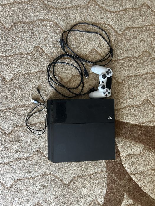 Ps4 cu 512 GB un controller si toate cablurile necesare plus 17 jocuri