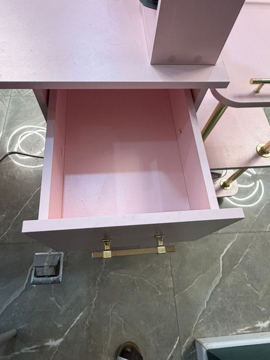 Маникюрный стол для салона