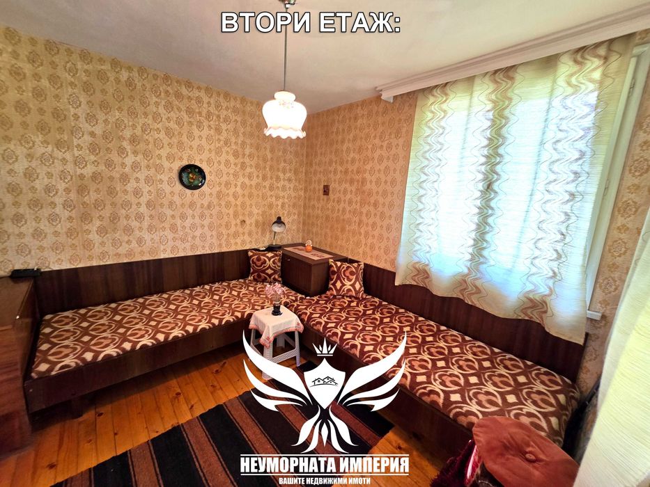 Продавам триетажна къща/вила с постройки 70РЗП с 400кв.м. двор в село Яврово вилна зона