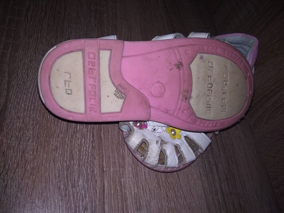 Продам сандалии для девочки