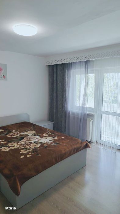 Inchiriez ap. cu 3 camere, 2 balcoane, Zona C.R.Vivo