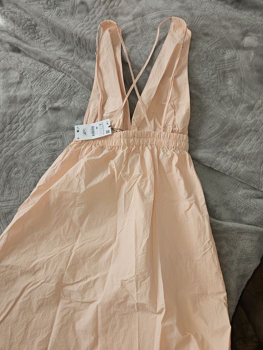 Рокля Zara с гол гръб