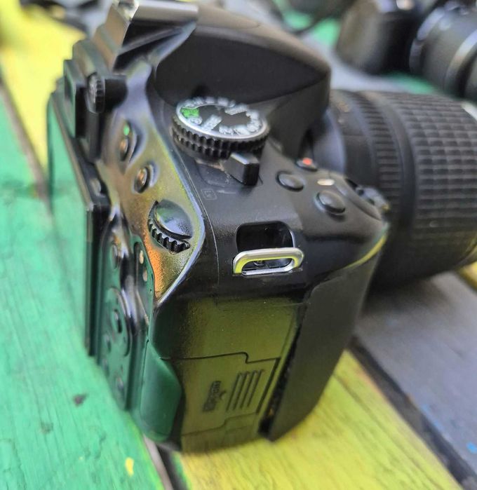 Nikon D5100 + Обектив 18-105mm VR  – Работещ, със сериозни козметични забележки (За ползване или части)