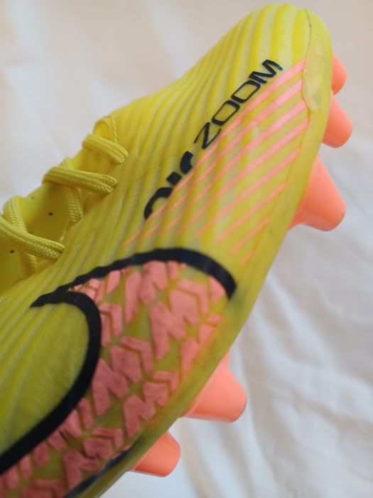 Калеври Бутонки Футболни обувки детски бутонки Стоножки Найк Адидас