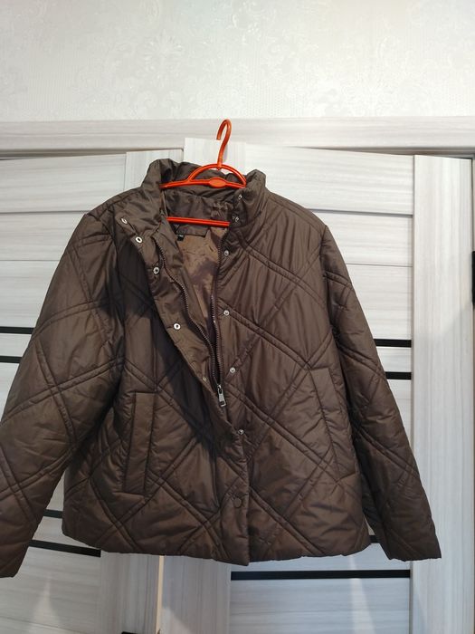 Продаю куртку весна-осень, размер 52-54, цена 10000. Торг уместен.