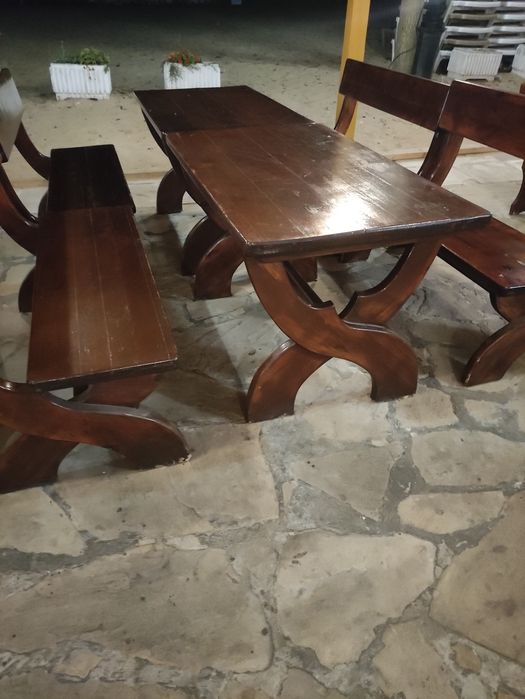 Продавам дървени маси с пейки-четворки и шестици.