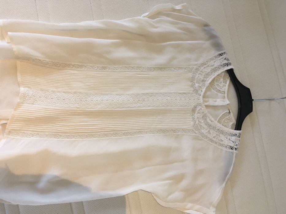 bluza alba din matase, cu maneca scurta