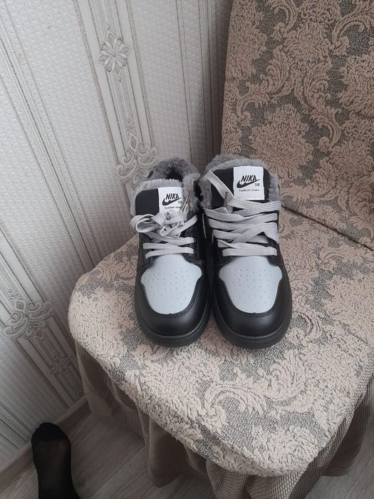 Продам обувь кросовки 39 размер 4000 т батильены 38 цена 7000 т торг