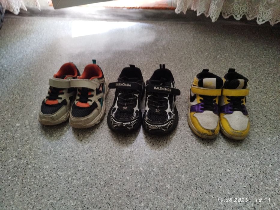 Продаю обувь.  По 500 тг каждая