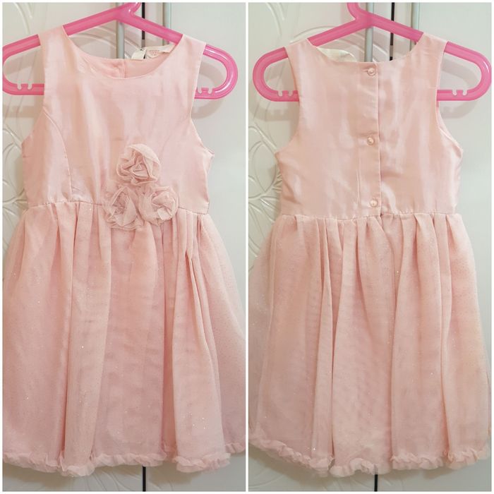 Платья разные для девочек по 3000 тенге.