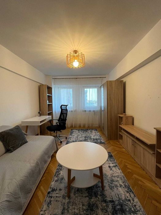 Ofer spre închiriere apartament de 2 camere, 50 m2 , aflat în spatele Primăriei , în centrul Craiovei , cu loc de parcare rezidențială inclus.