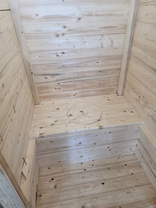 Wc de gradina din lemn