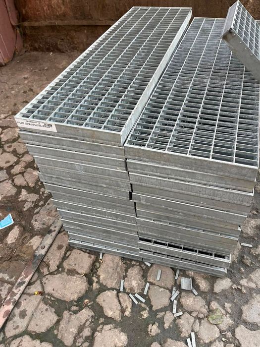 Trepte galvanizate durabile și de calitate, executate la orice dimensiune, ideale pentru scări metalice. Puteți comanda și obține mai multe detalii