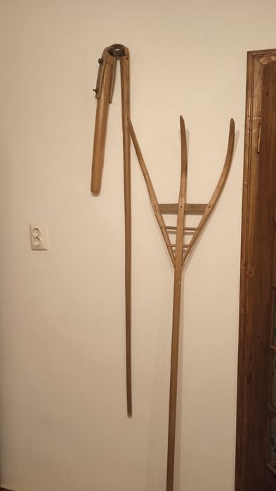 Furca fân din lemn cu 3 coarne, gospodarie taraneasca/muzeu etnografic