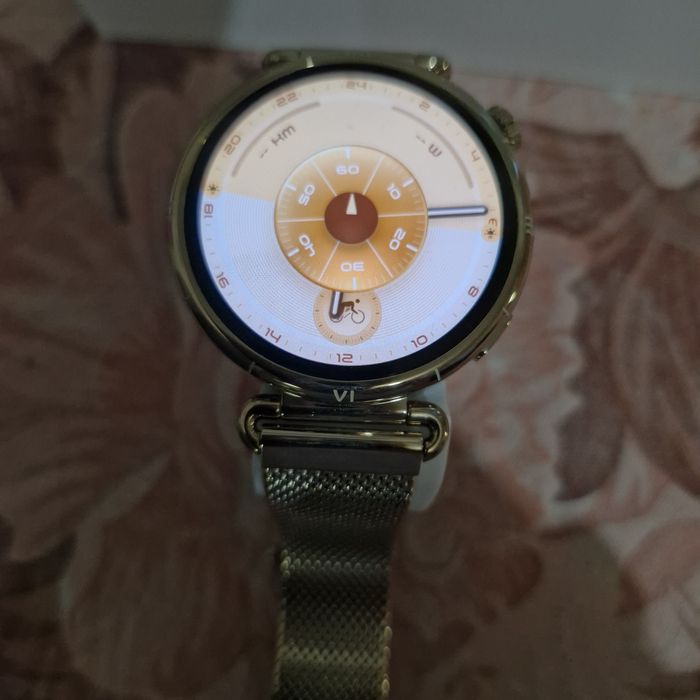Часовник смарт HUAWEI GT 6, закупен на 19.12.2025. С 2 години гаранция