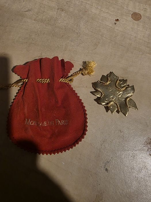 Brosă Paris ..deosebita