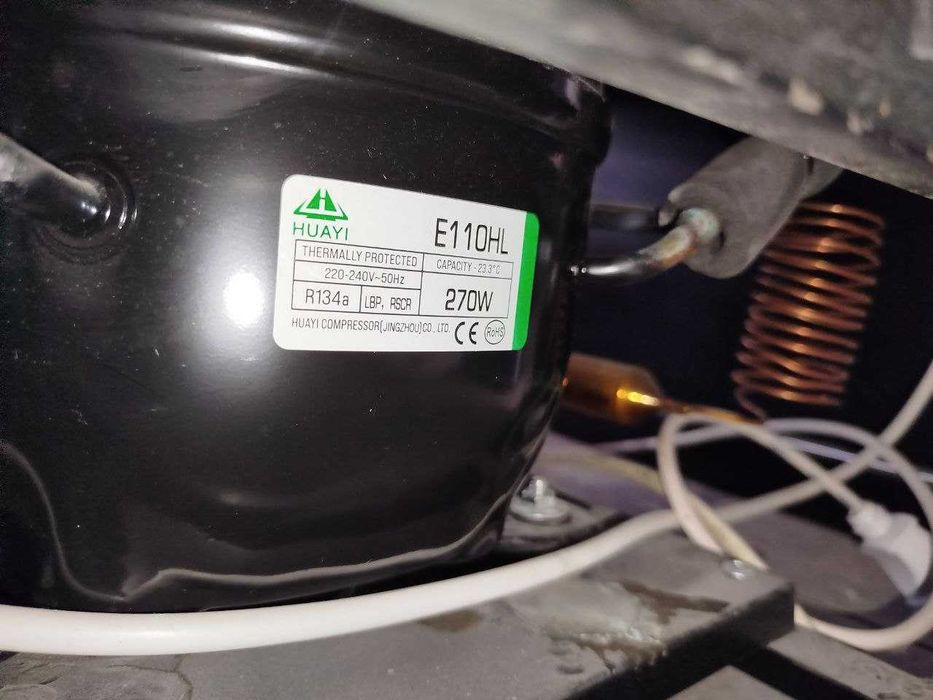 Vitrina holodelnik sotiladi