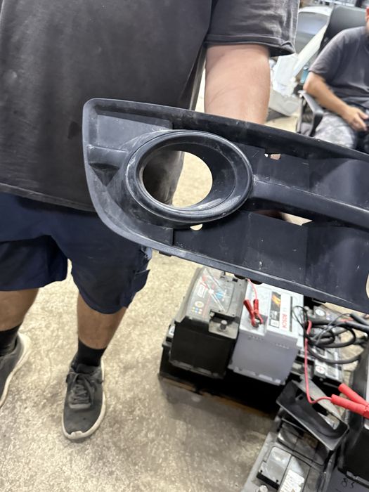 Предна решетка с отвор за дистроник броня Audi Q5 оригинал 8r0807682d