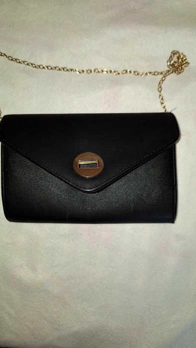 Дамска чантичка в черно със златна метална дръжка