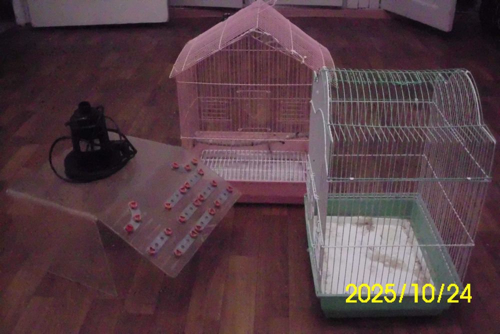 Клетки для попугаев.