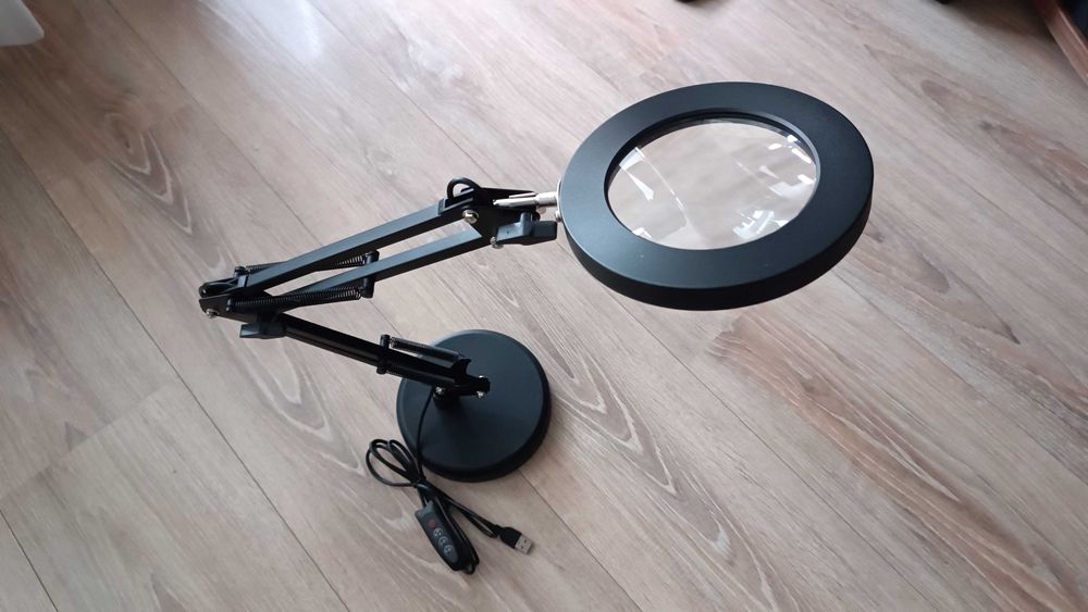 Лед лампа с лупа за бюро. Козметична лампа с лупа.