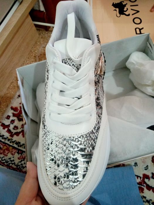 Белые кроссовки новый