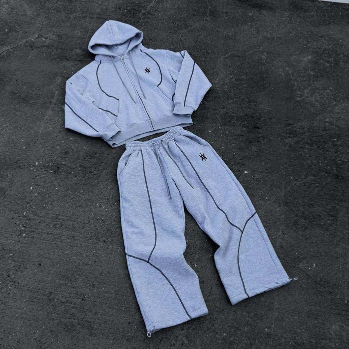Стильный спортивный костюм с худи и широкими брюками
