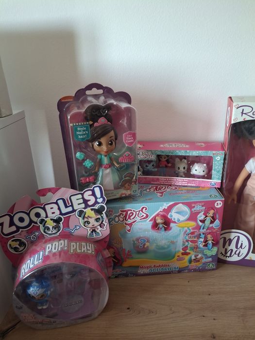 Vand lot jucarii cu 4 figurine Gabby' s Dollhouse, papusica Nella printesa cavaler, figurina  Zoobles ,2 sirene cu acvariu, papusa Mina si  Afro Doll