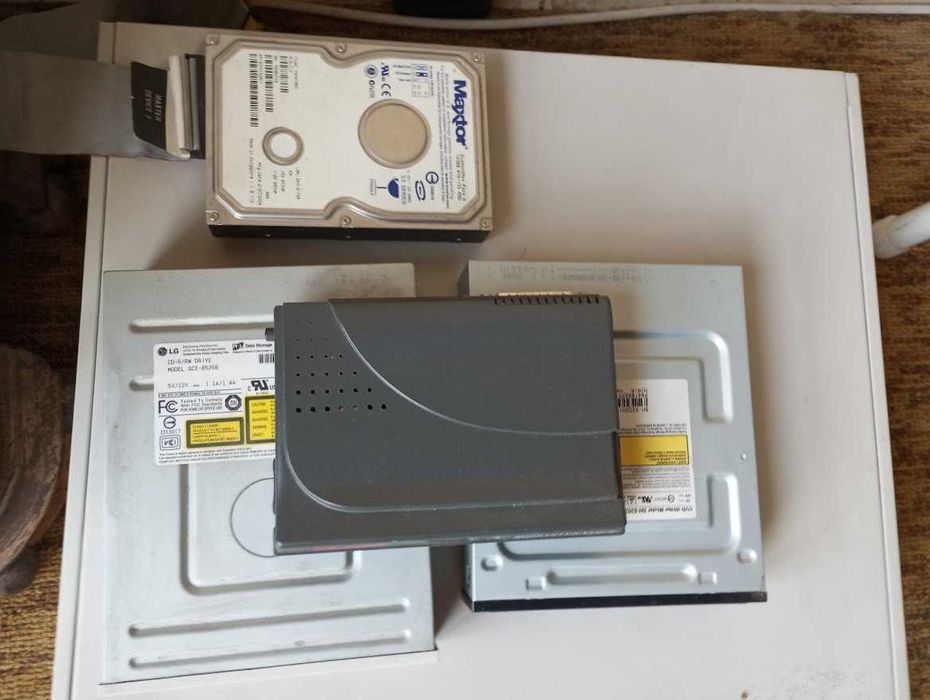 Стар компютър, дискове, дискети, периферия