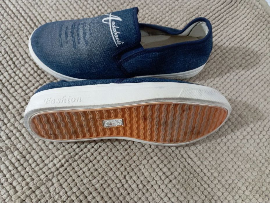 Продам женские мокасины
