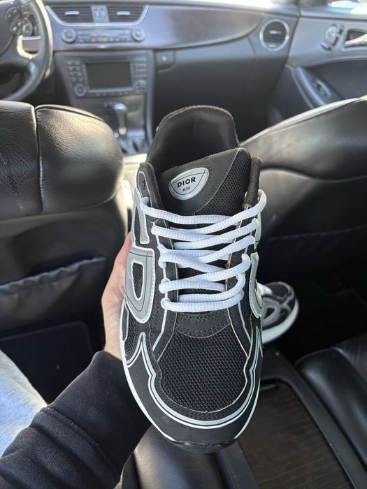 Vand dior b30 negru cu alb