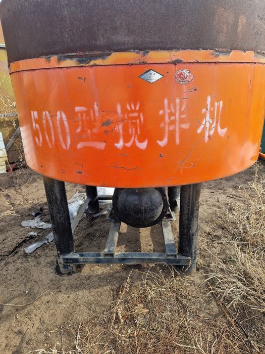 Бетоносмеситель с подпрессовкой.