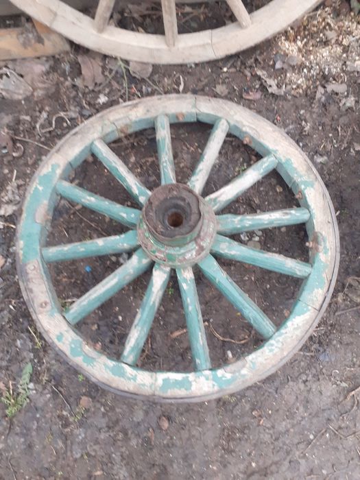 Колела от дървена каруца.