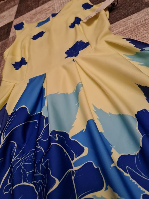 Нежна рокля със сини мотиви