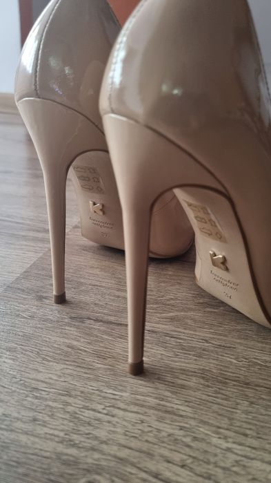 Pantofi cu toc înalt