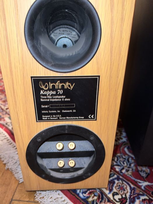 Домашний кинотеатр в комплекте.