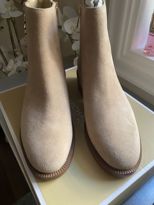 Ghete Mickael Kors noi in cutie