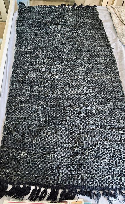 Правоъгълен черен килим от еко кожа Zara Home