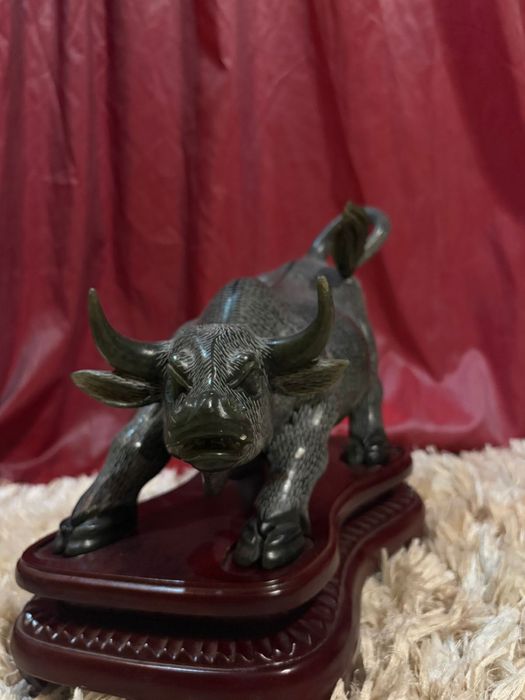 Нефритовая статуэтка ручной работы