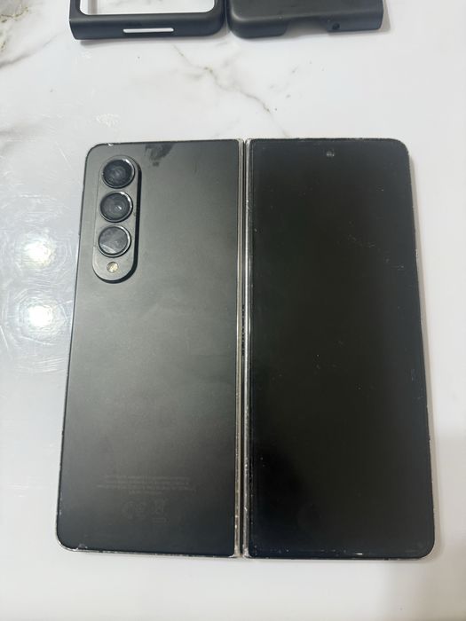 Samsung Fold 4……………